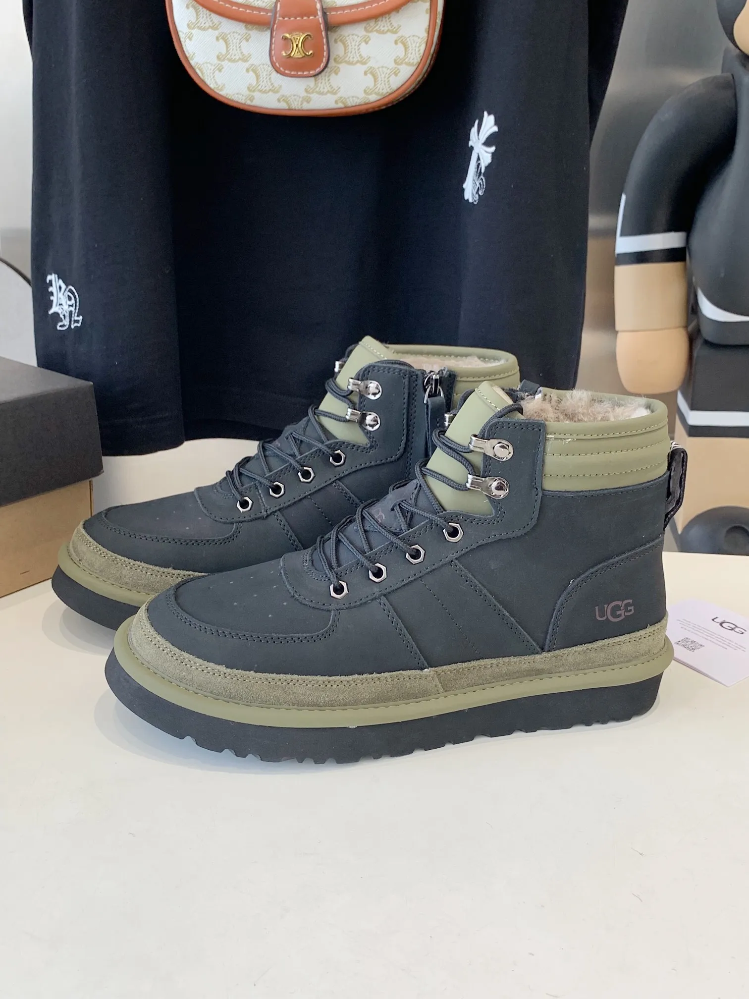 [UGG] P: 660💰 Men's model. Size: 39-44 𝐔gg 1122170 Side zipper Highlander men's shoes. Men's sheepskin lining imported from Australia. Sole. Light wing technology outsole. The upper foot is very comfortable. Men's snow boots are OK for husband and dad. High-end atmosphere. Three colors: chestnut, dark brown, olive green.